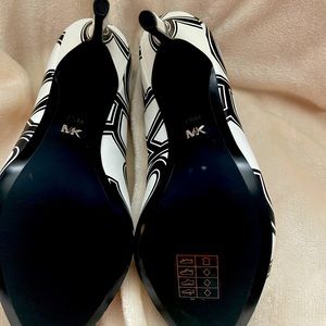 Micheal Kors Logo Heels! Brand new never worn! size 7.5